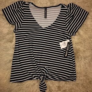 Short sleeve. Tie bottom. V neck.